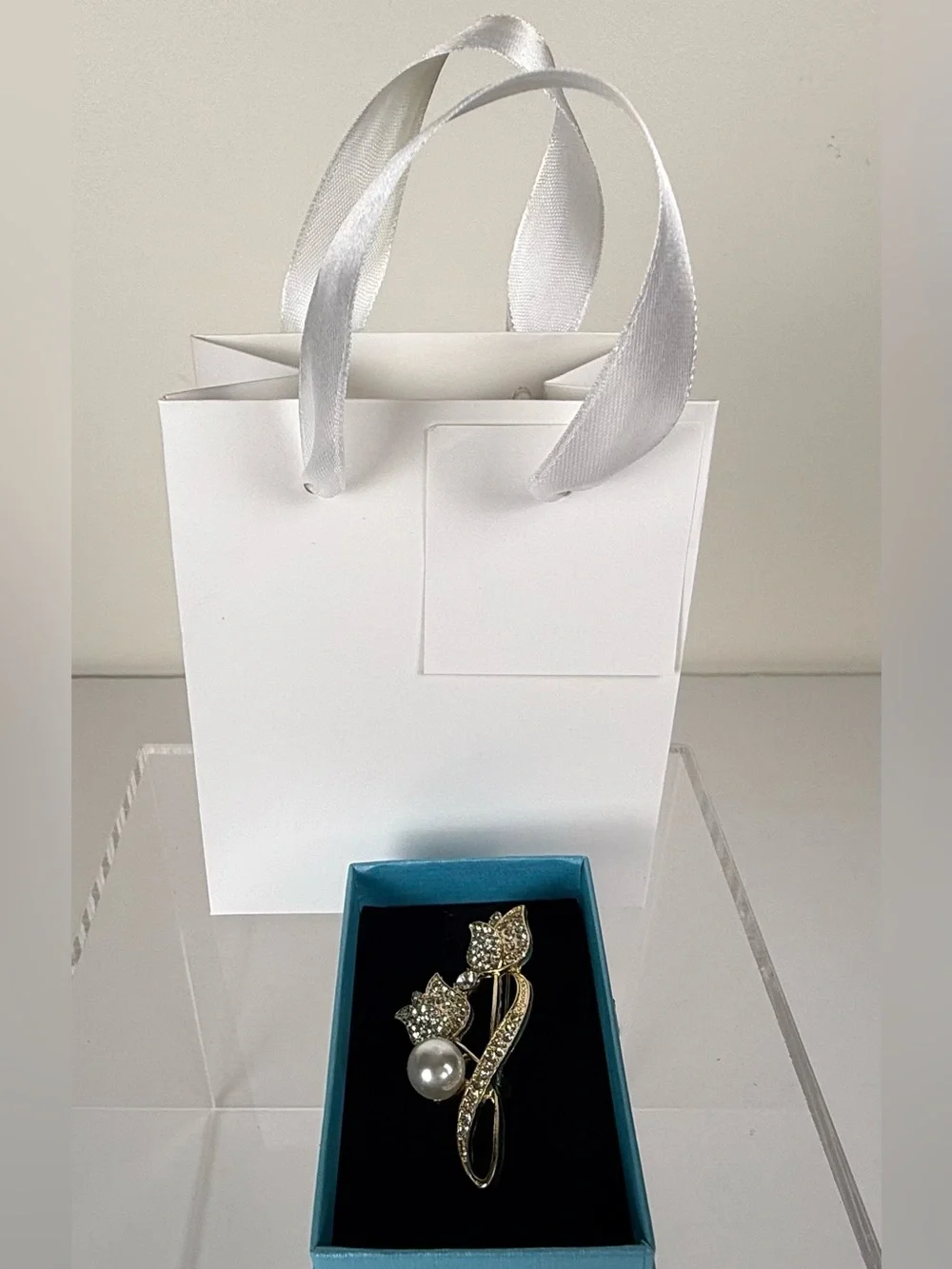 Rhinestone Flower Brooch Pin – Elegant Gold Tone ✨